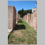 1002 ostia - regio v - insula xi - portico degli archi trionfali (v,xi,7-8) - portico - bli ri westen.jpg